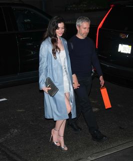 Anne Hathaway feet photo thumbnail