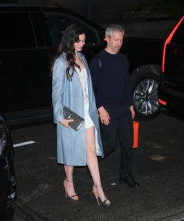 Anne Hathaway feet photo thumbnail