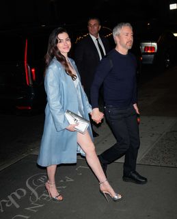 Anne Hathaway feet photo thumbnail