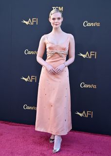Elle Fanning feet photo thumbnail