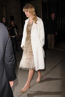 Taylor Swift feet photo thumbnail