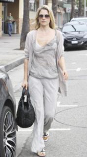 Ali Larter feet photo thumbnail