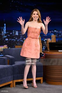 Anna Kendrick feet photo thumbnail