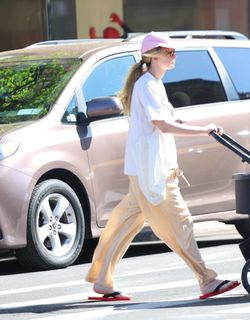 Jennifer Lawrence feet photo thumbnail