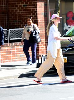 Jennifer Lawrence feet photo thumbnail