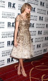 Taylor Swift feet photo thumbnail