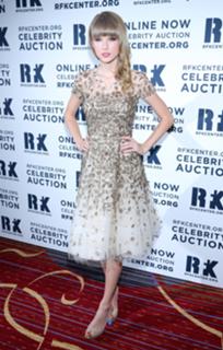 Taylor Swift feet photo thumbnail