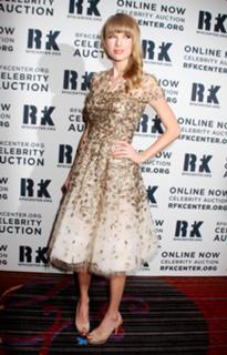 Taylor Swift feet photo thumbnail