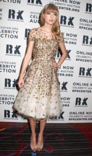 Taylor Swift feet photo thumbnail