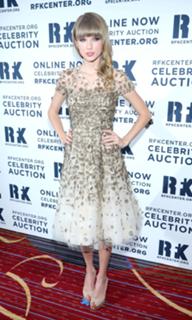Taylor Swift feet photo thumbnail