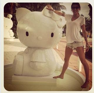 Elisabetta Canalis feet photo thumbnail