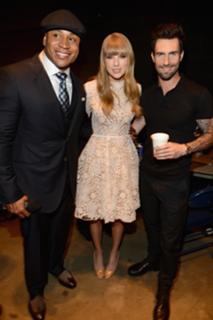 Taylor Swift feet photo thumbnail