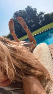 Heidi Klum feet photo thumbnail
