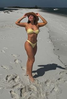 Paolla Oliveira feet photo thumbnail