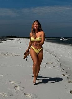 Paolla Oliveira feet photo thumbnail