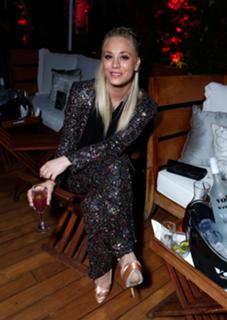 Kaley Cuoco feet photo thumbnail