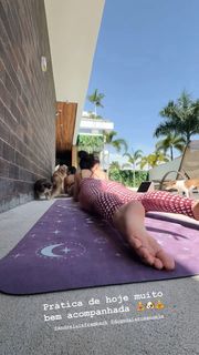 Larissa Manoela feet photo thumbnail
