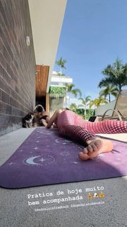 Larissa Manoela feet photo thumbnail