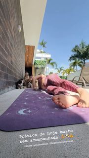 Larissa Manoela feet photo thumbnail