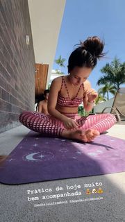 Larissa Manoela feet photo thumbnail