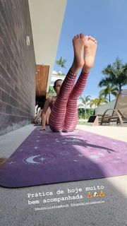Larissa Manoela feet photo thumbnail