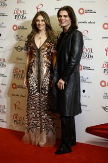 Elizabeth Hurley feet photo 5