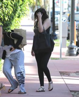 Khloé Kardashian feet photo thumbnail