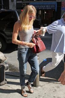 Sienna Miller feet photo thumbnail