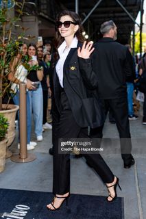 Anne Hathaway feet photo thumbnail