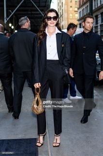 Anne Hathaway feet photo thumbnail