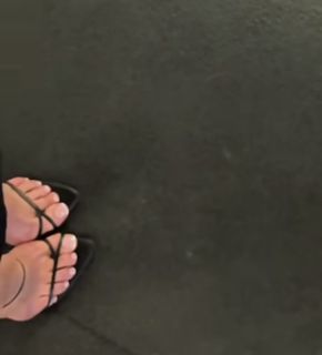 Karolina Pisarek feet photo thumbnail