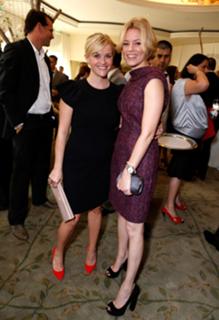 Elizabeth Banks feet photo thumbnail