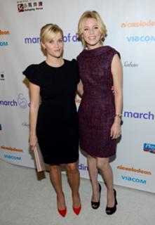 Elizabeth Banks feet photo thumbnail