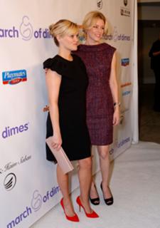 Elizabeth Banks feet photo thumbnail