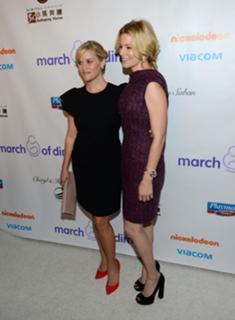 Elizabeth Banks feet photo thumbnail