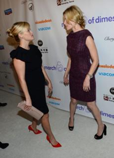 Elizabeth Banks feet photo thumbnail