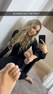 Scarlet Vas feet photo thumbnail
