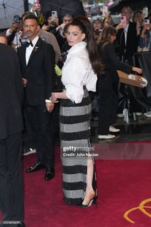 Anne Hathaway feet photo thumbnail