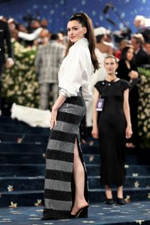 Anne Hathaway feet photo 5