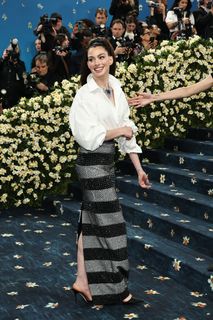 Anne Hathaway feet photo 3