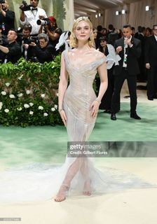 Elle Fanning feet photo thumbnail