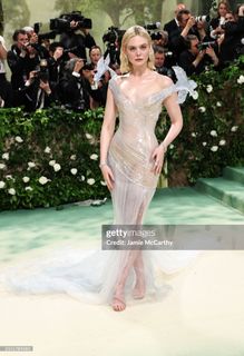 Elle Fanning feet photo thumbnail