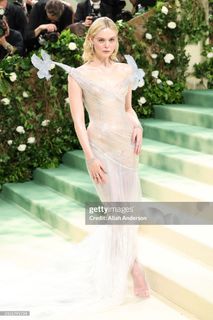 Elle Fanning feet photo thumbnail