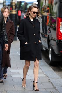 Natalie Portman feet photo thumbnail