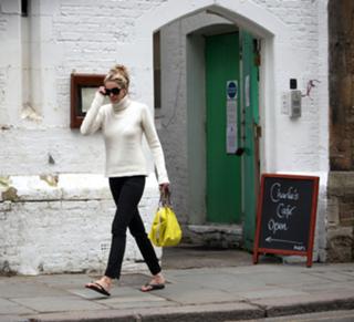 Elle Macpherson feet photo thumbnail