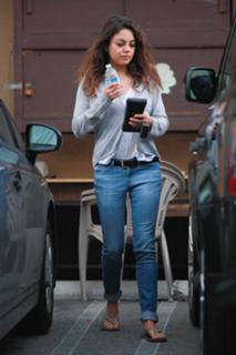 Mila Kunis feet photo thumbnail