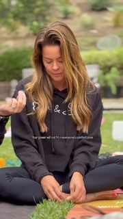 Brooke Burke feet photo thumbnail