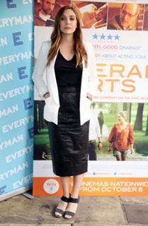 Elizabeth Olsen feet photo thumbnail