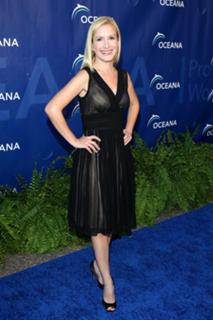 Angela Kinsey feet photo thumbnail