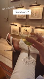 Alessandra Ambrosio feet photo thumbnail